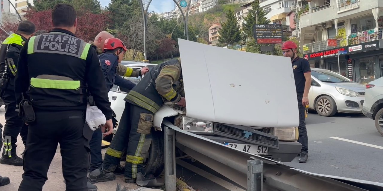 Facianın eşiğinden dönüldü: Freni tutmayan otomobil bariyerlere çarptı