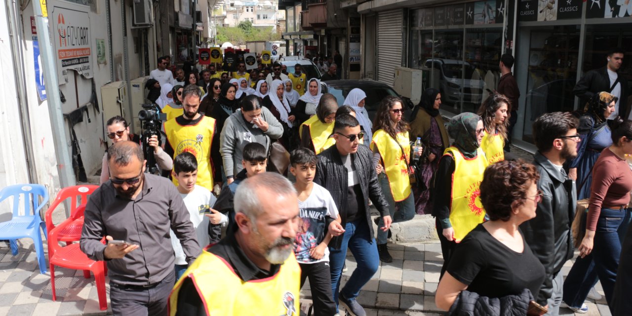 Cizre’de Eğitimcilerden okullardaki şiddete karşı sessiz yürüyüş