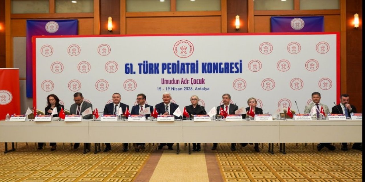 Çocuk Doktorlarından Korkutan Uyarı: "Çocuklar ellerinde silahla değil, kitapla dolaşmalı"