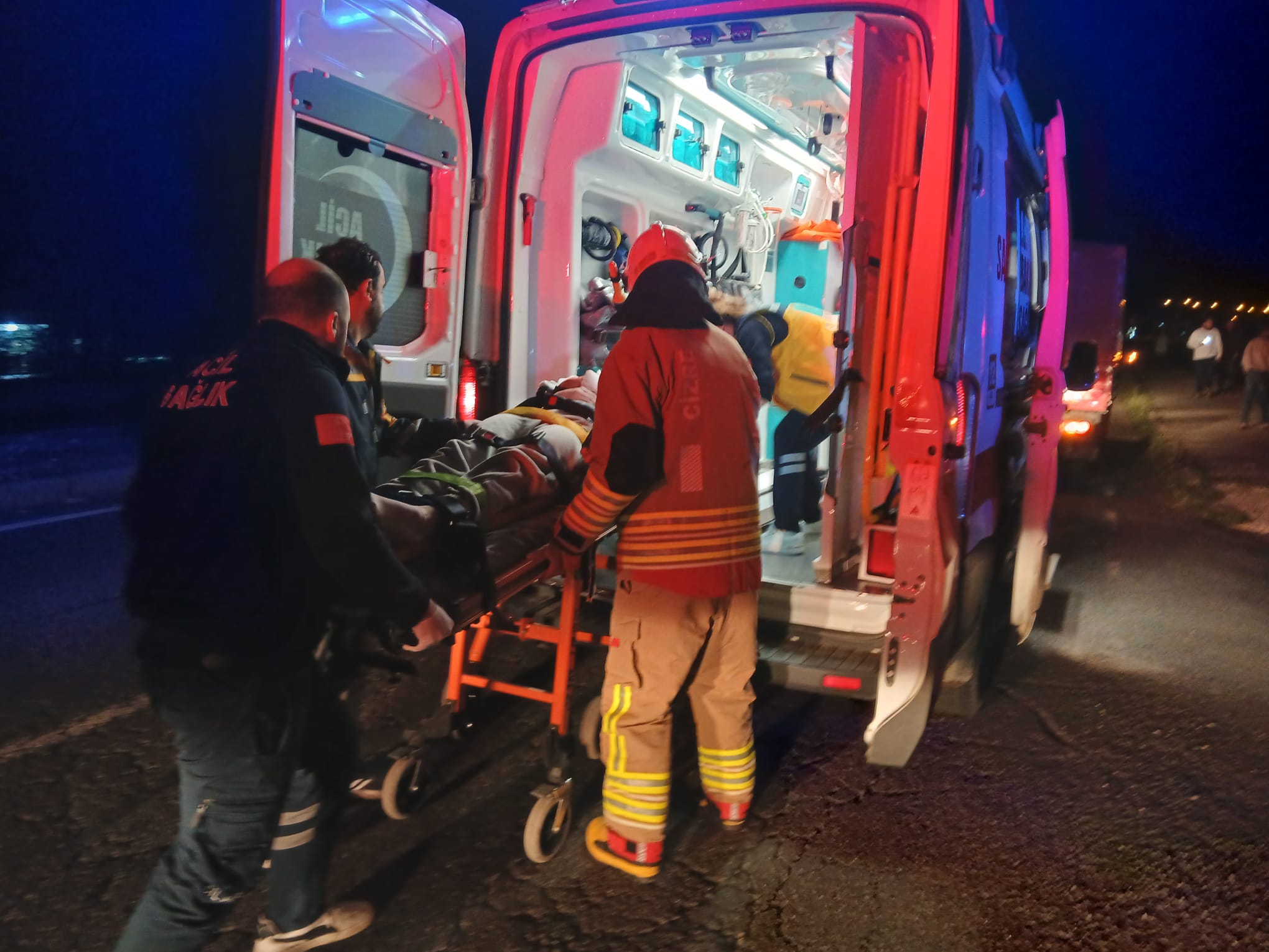 Cizre’de Otomobil Şarampole Yuvarlandı, Aynı aileden 4 kişi Yaralandı