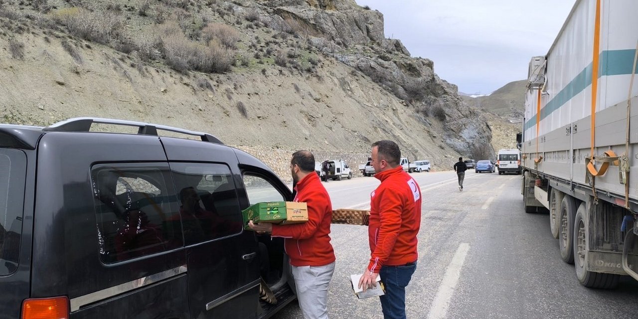 Kızılay’dan yolda kalanlara kumanya desteği