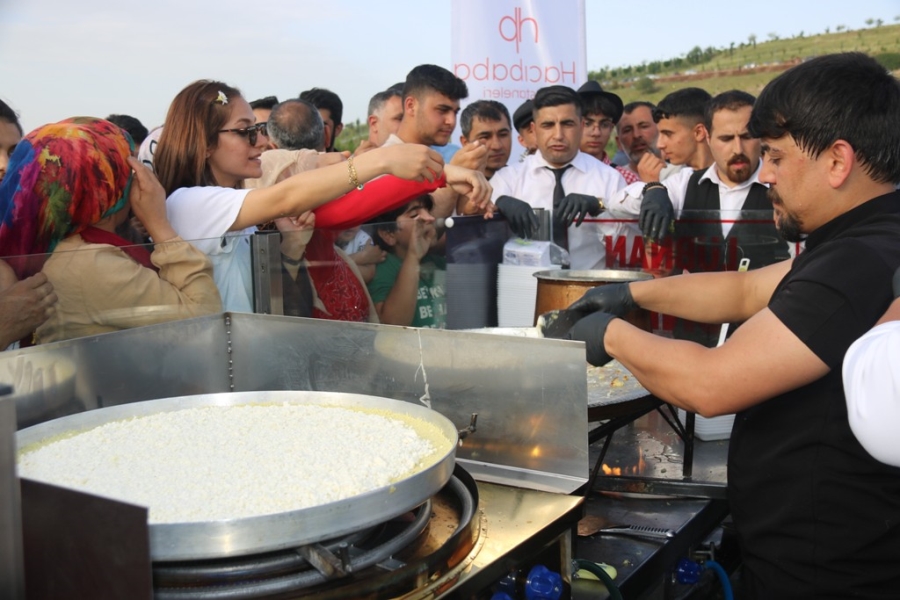 TARİHİ ON GÖZLÜ KÖPRÜDE TANITIM İÇİN LÜBNAN KÜNEFESİ İKRAM EDİLDİ