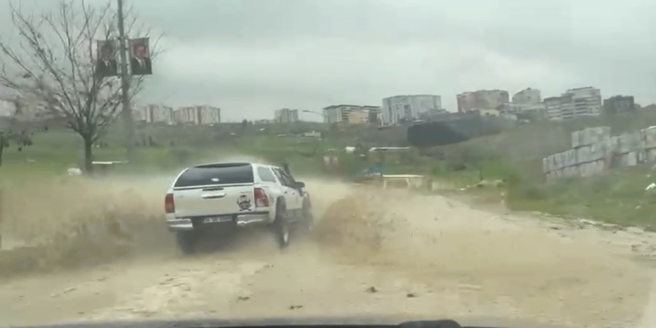 Şırnak'ta Yağmur Suları Asfalta Taştı