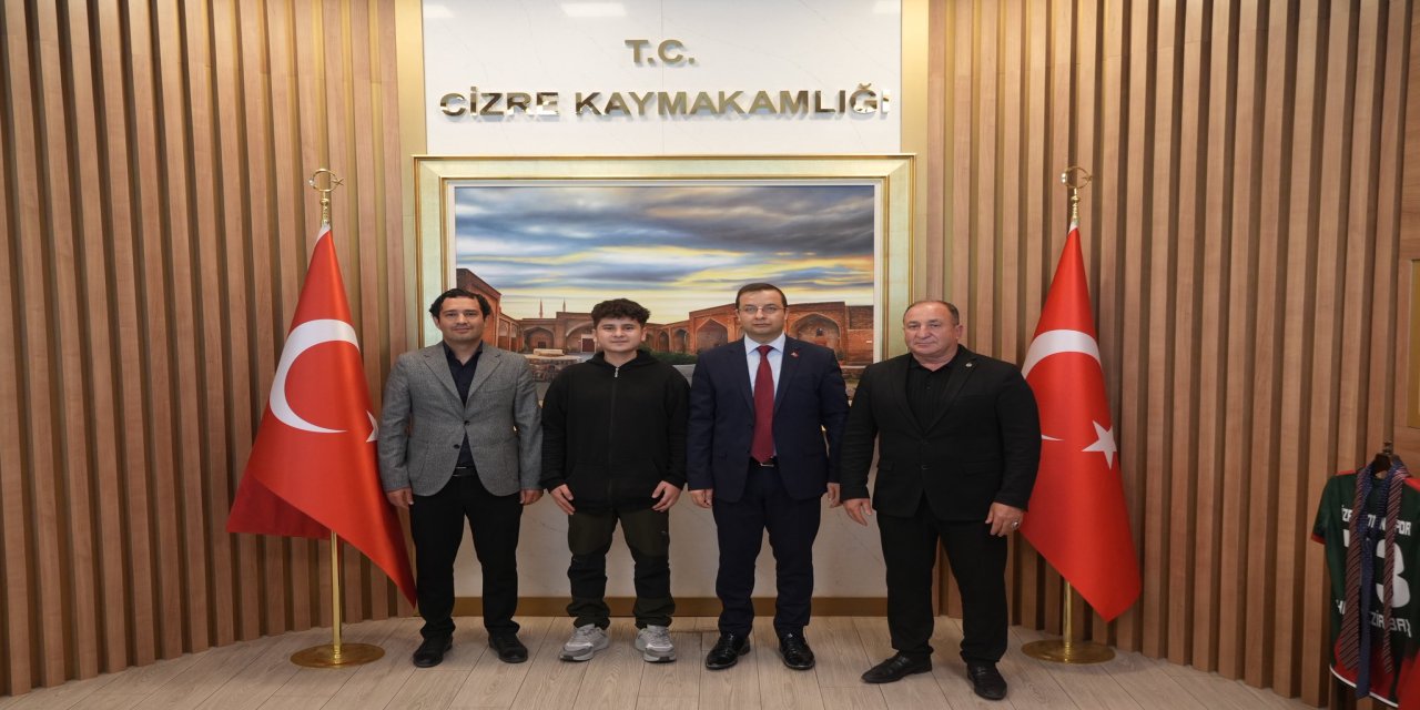 Şırnaklı Gençten Kabe’de Anlamlı Çalışma: Memleketini Gururlandırdı