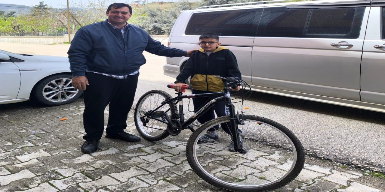 Ödülünü depremzede çocuğa hediye etti