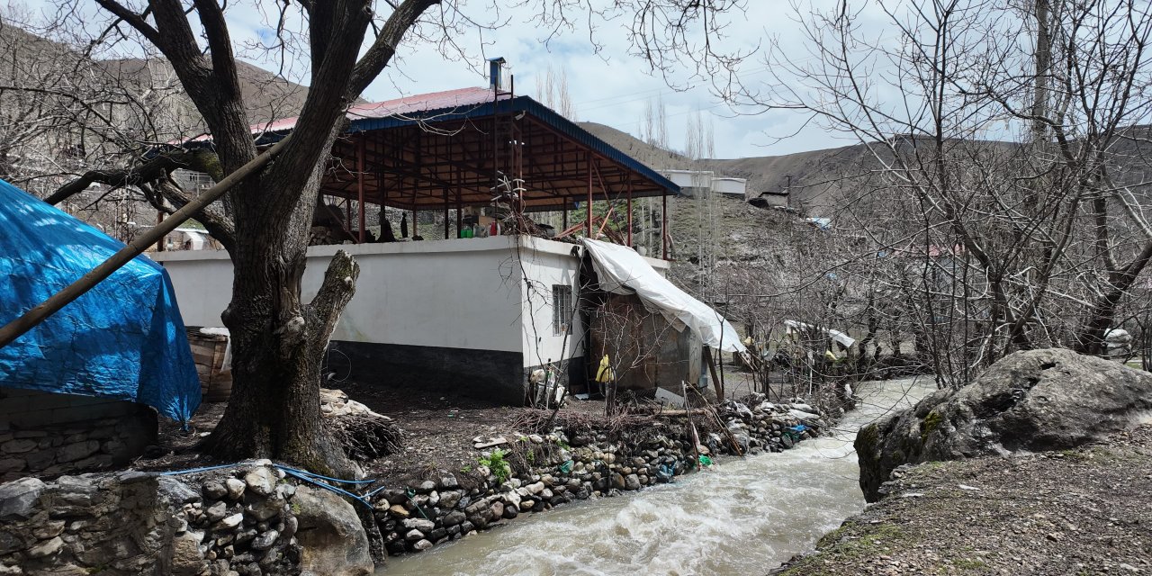 Şırnaklı vatandaş Sel sularından korunmak için odun ve çalılarla önlem aldı
