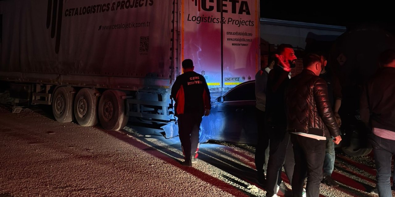 Cizre’de İki Tır Arasında Sıkışan Otomobil Kağıt Gibi Ezildi 1 Yaralı