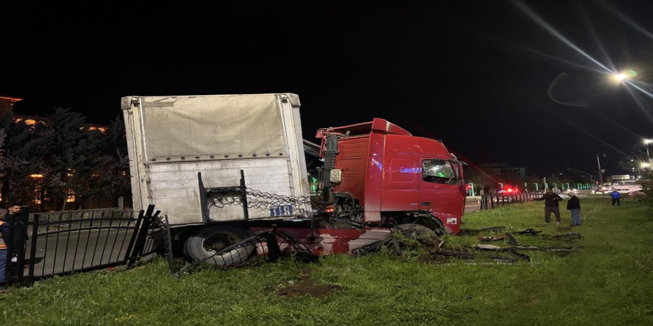Bingöl’de tır refüje girdi: Facianın eşiğinden dönüldü