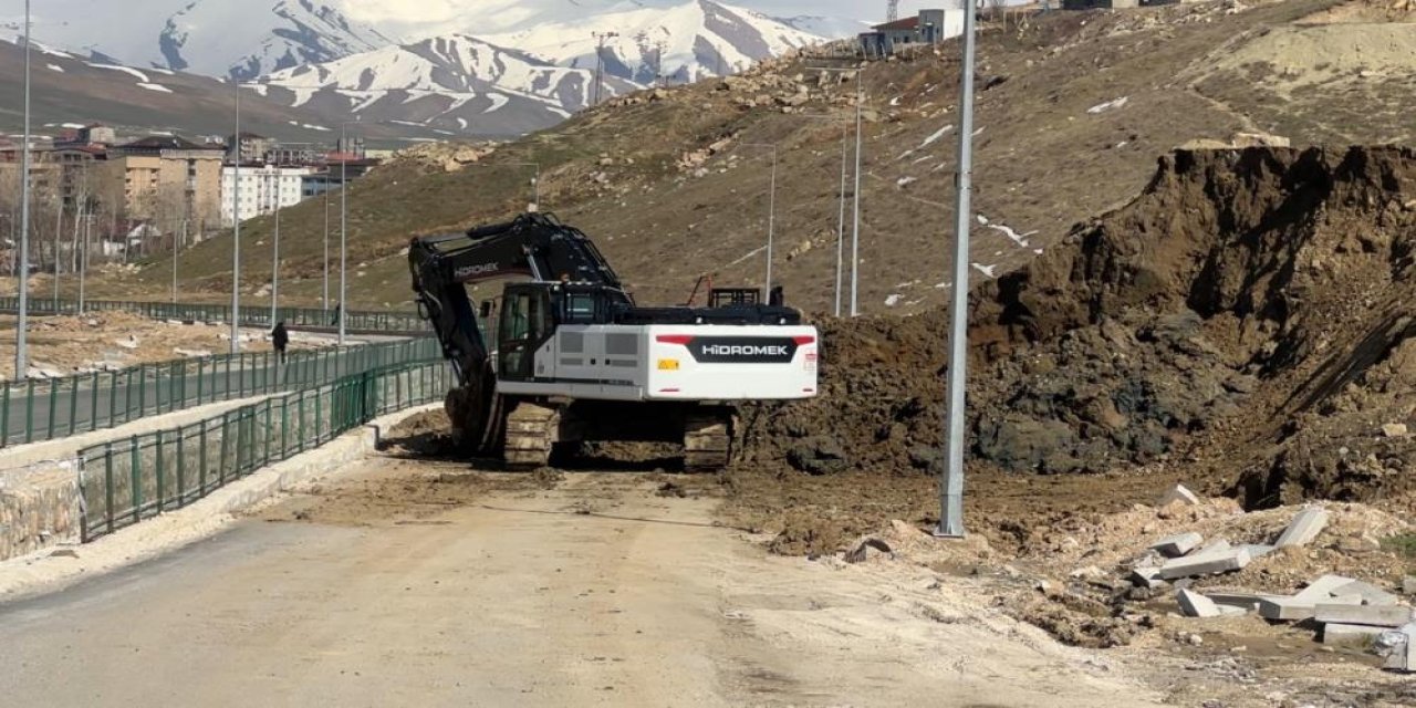 Yüksekova’da toprak kayması: Pizok yolu 18 gündür kapalı