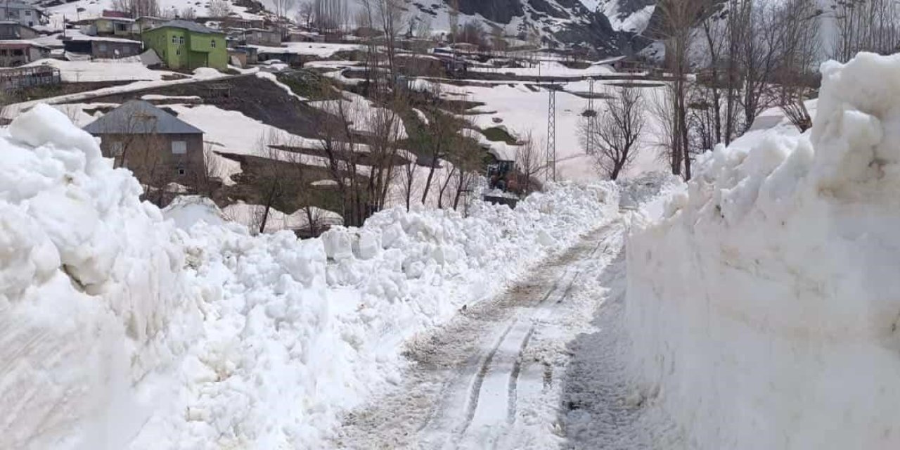Şırnak’ta Nisan Ayında "Kış" Mesaisi: 3000 Rakımda 10 Metrelik Kar Tünelleri Açılıyor