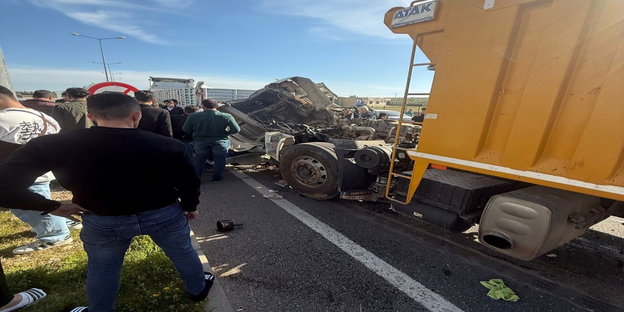 Mardin'de kamyon ile tır çarpıştı: 1 yaralı