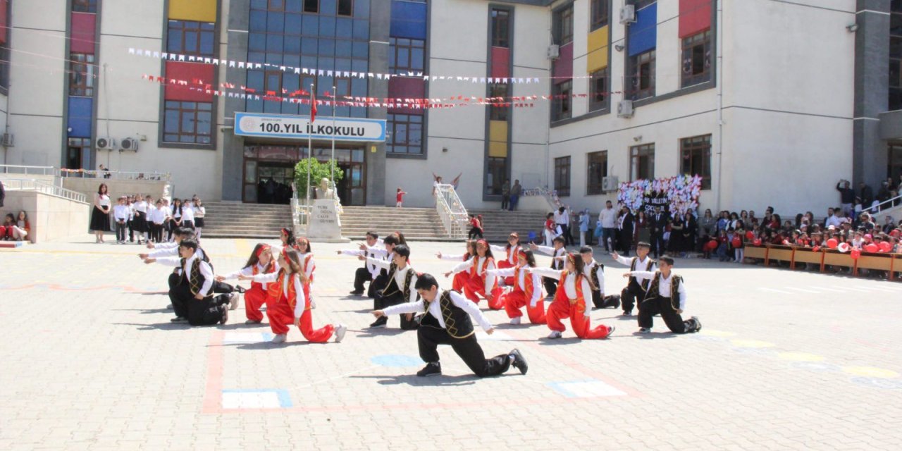 Cizre’de 23 Nisan Coşkusu Okullarda Devam Ediyor