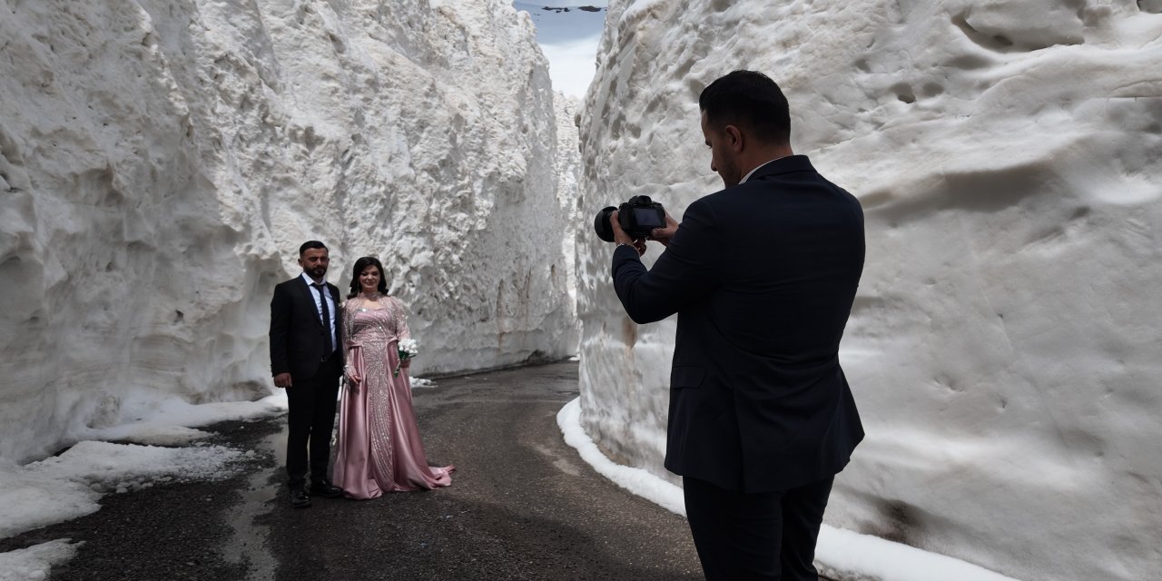 Şırnak'ta Ezber Bozan Fotoğraf Çekiminde 10 Metrelik Kar Tünelinde Gelin-Damat Pozu