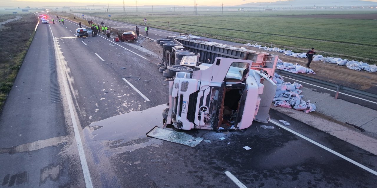 Tır refüje devrildi, yardım etmek için duran araca başka araç çarptı: 6 yaralı