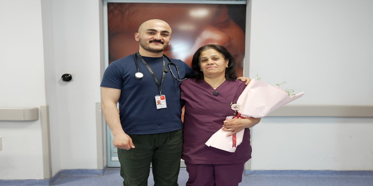 Hekim oğuldan ebe anneye Ebeler Haftası sürprizi