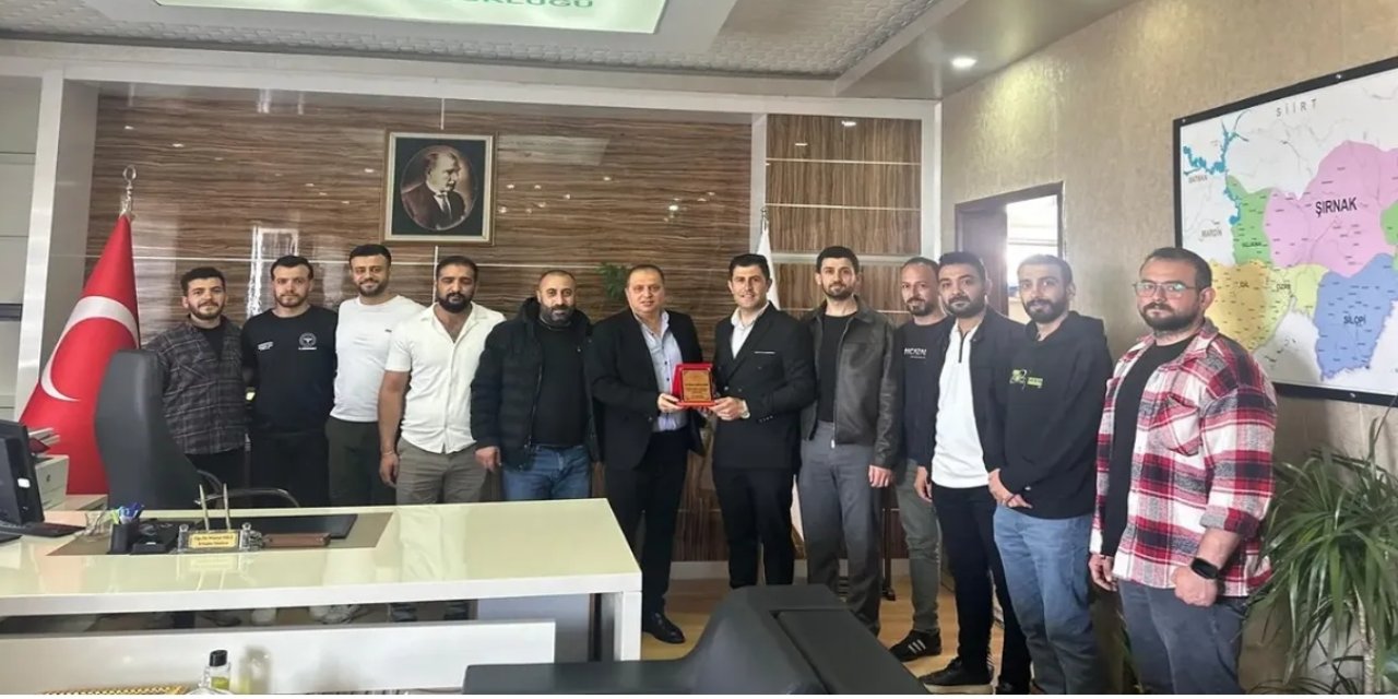 Şırnak İl Sağlık Müdürü Sili'den teknik ekibe teşekkür plaketi