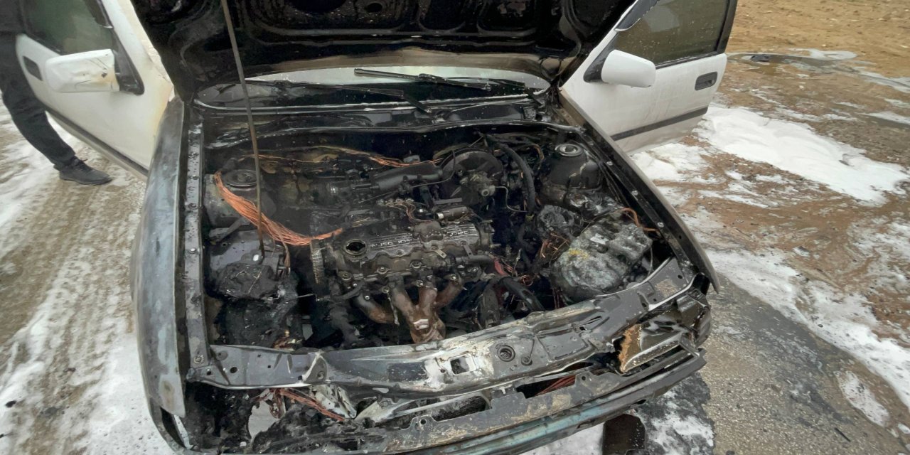 Alev alan otomobil kullanılamaz hale geldi