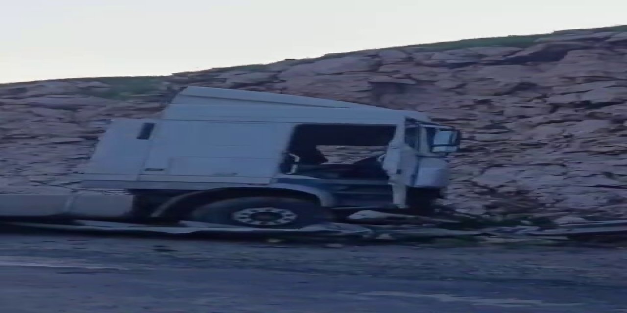 Siirt–Batman kara yolunda yoldan çıkan tır kaza yaptı: 1 yaralı