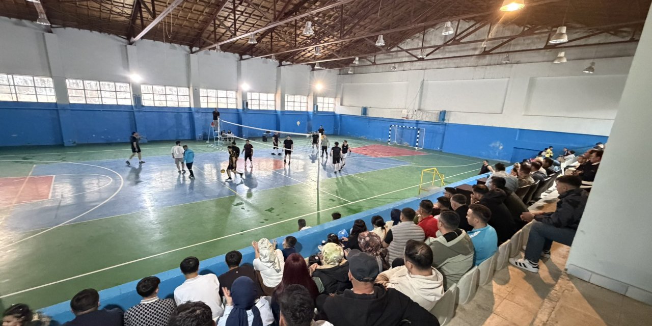 Güçlükonak’ta Kurumlar Arası Voleybol Heyecanı Başladı