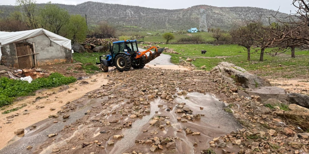 Şırnak’ta Sağanak Felaketi: Köy Yolunda Heyelan, Evleri Su Bastı