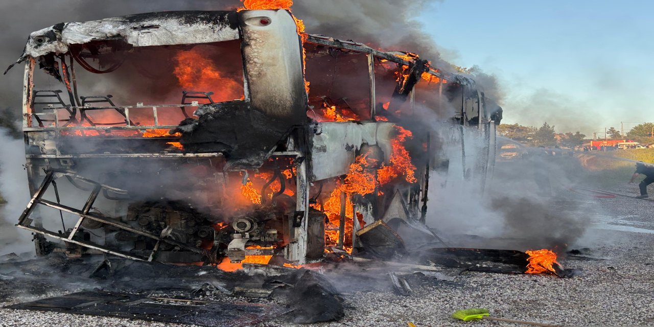 Otobüs alev topuna döndü, yolcular son anda kurtuldu
