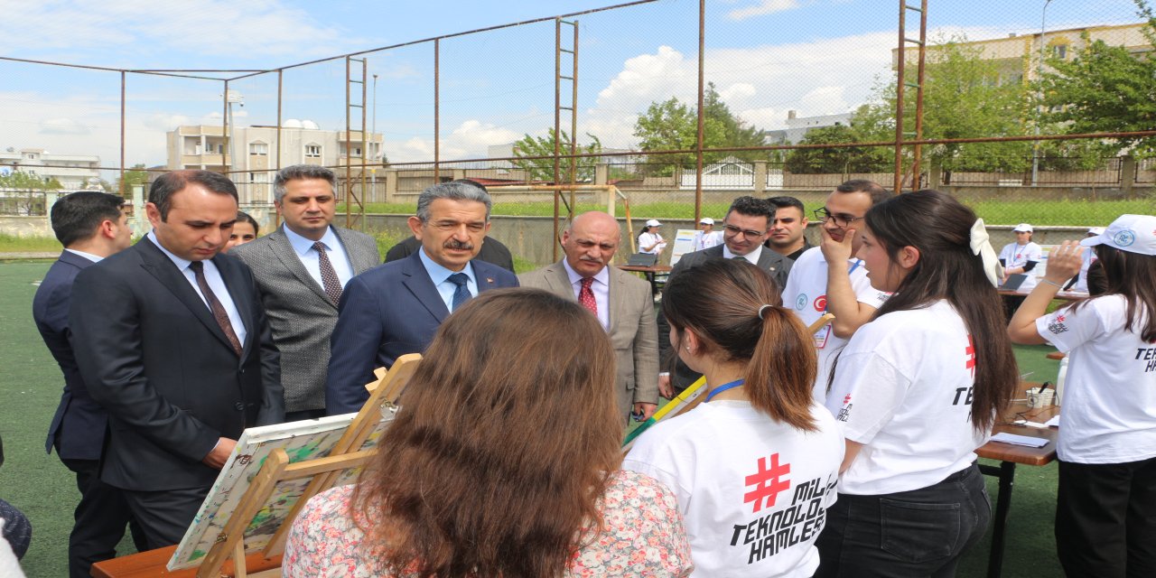 Vali Ekici Silopi’de öğrencilerin hazırladığı projeleri tek tek inceledi