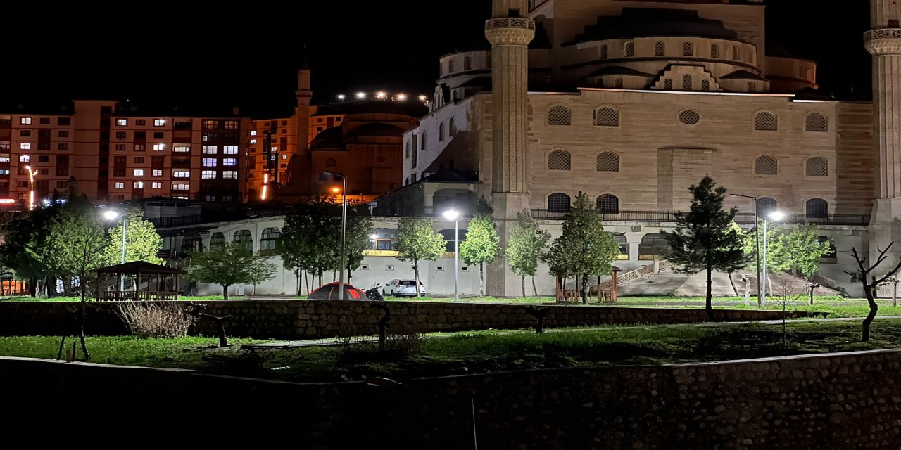 Şırnak’ta Alışılagelmişin Dışında Görüntü: Külliye Camii Önünde Gezgin Çadırı
