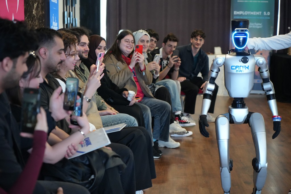 Türkiye’nin İlk "Nüfus Kayıtlı" Robotundan, Gençlere Kariyer Dersi