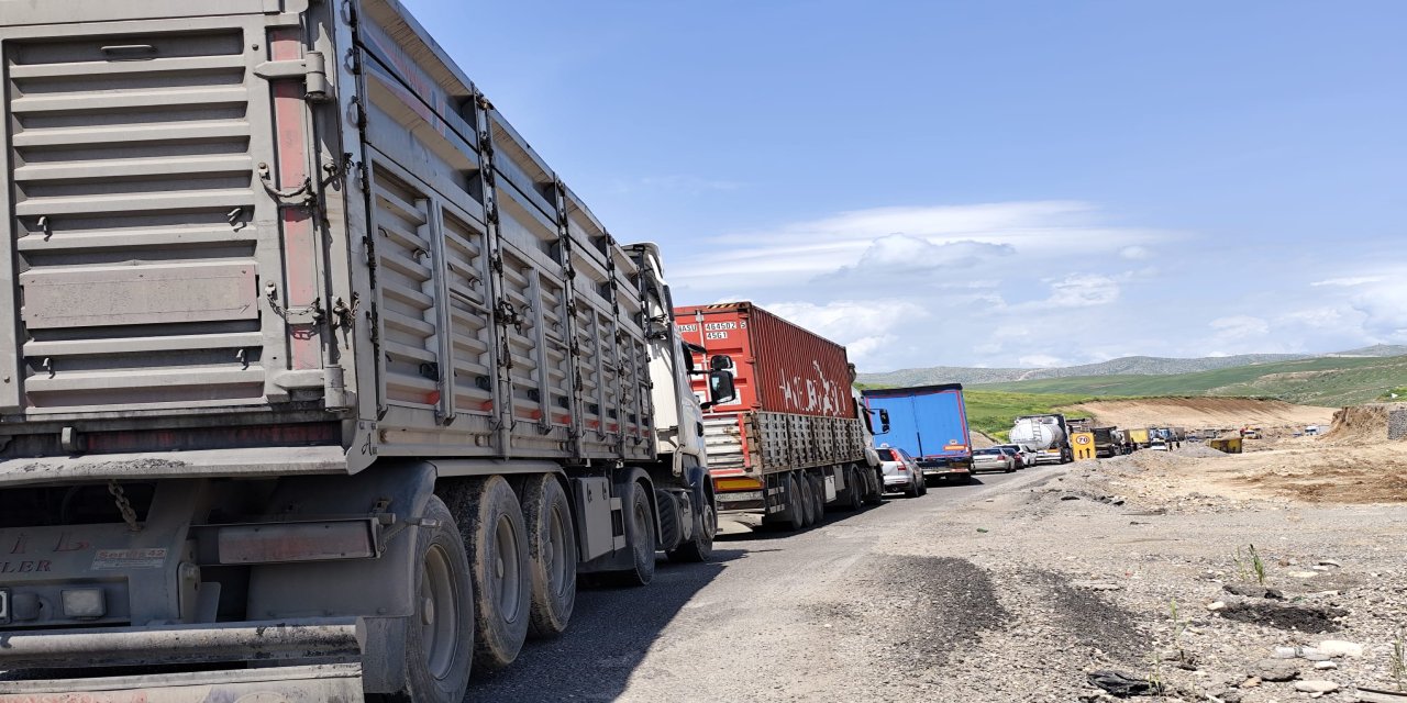 Cizre’de Köprü Üzerinde Trafik Kilitlendi, Uzun Araç Kuyrukları Oluştu