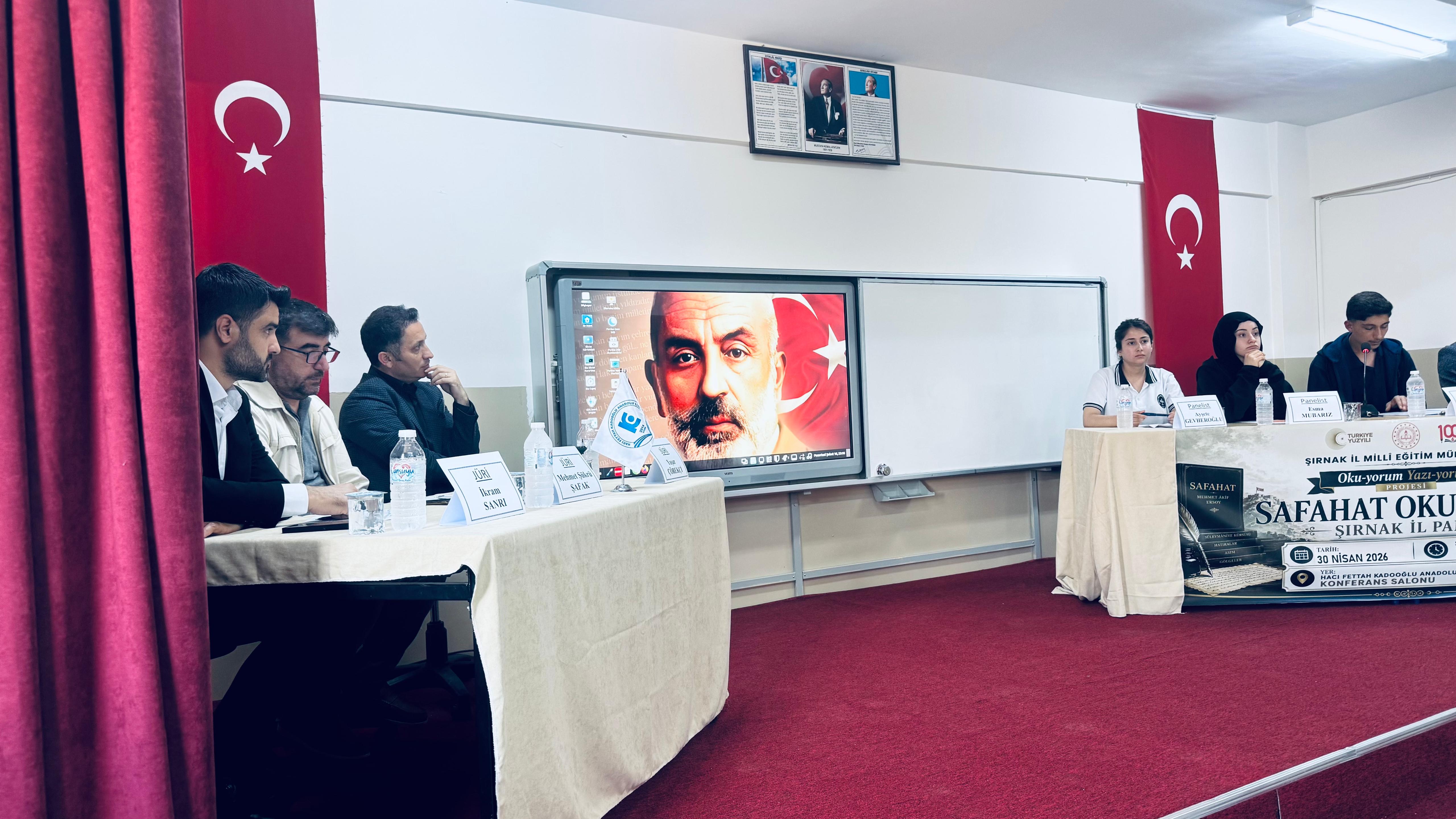 Cizre'deki “Safahat” Panelinde Gençler Akif’in Fikir Dünyasını Ele Aldı