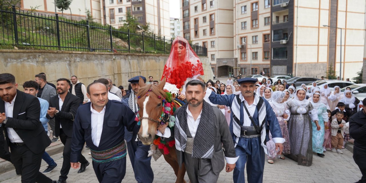 Şırnak’ta zaman durdu: Gelin at sırtında, davetliler şal-u şapik ile! Görenler hayran kaldı