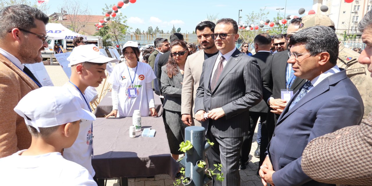 İdil Bilim fuarında Kaymakam'dan öğrencilere tam destek