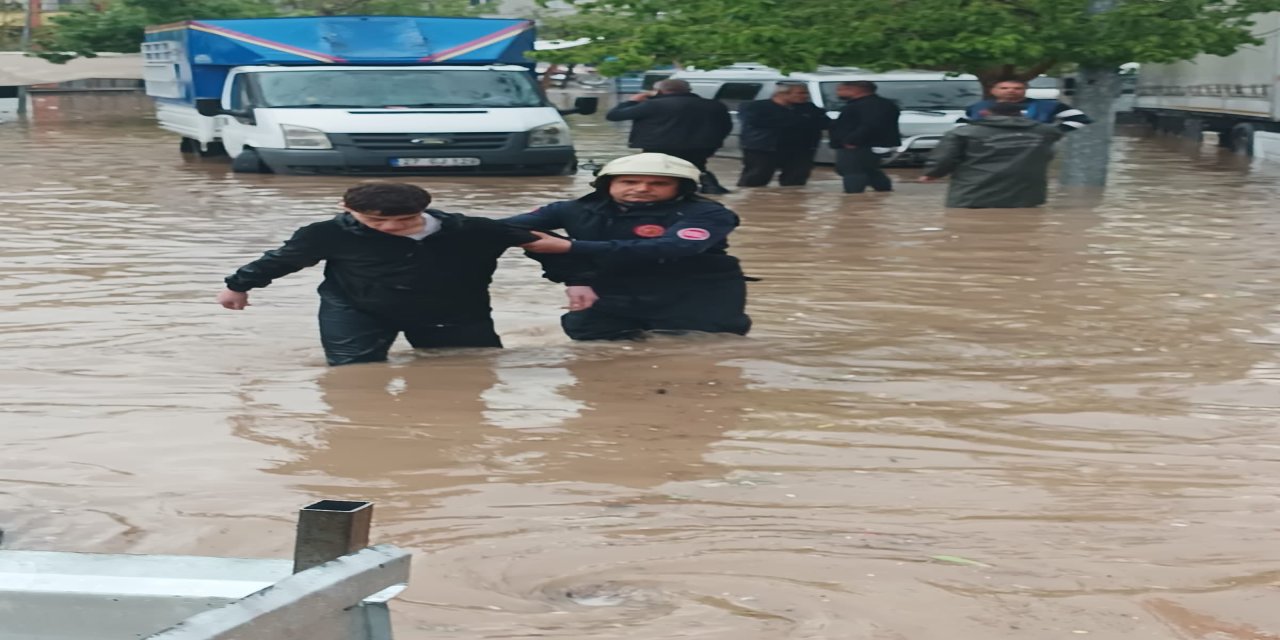 Gaziantep Valiliği'nden "süper hücre" açıklaması: "Bazı bölgelerde olumsuzluklar yaşanmış, vatandaşlarımız hafif yaralanmıştır"