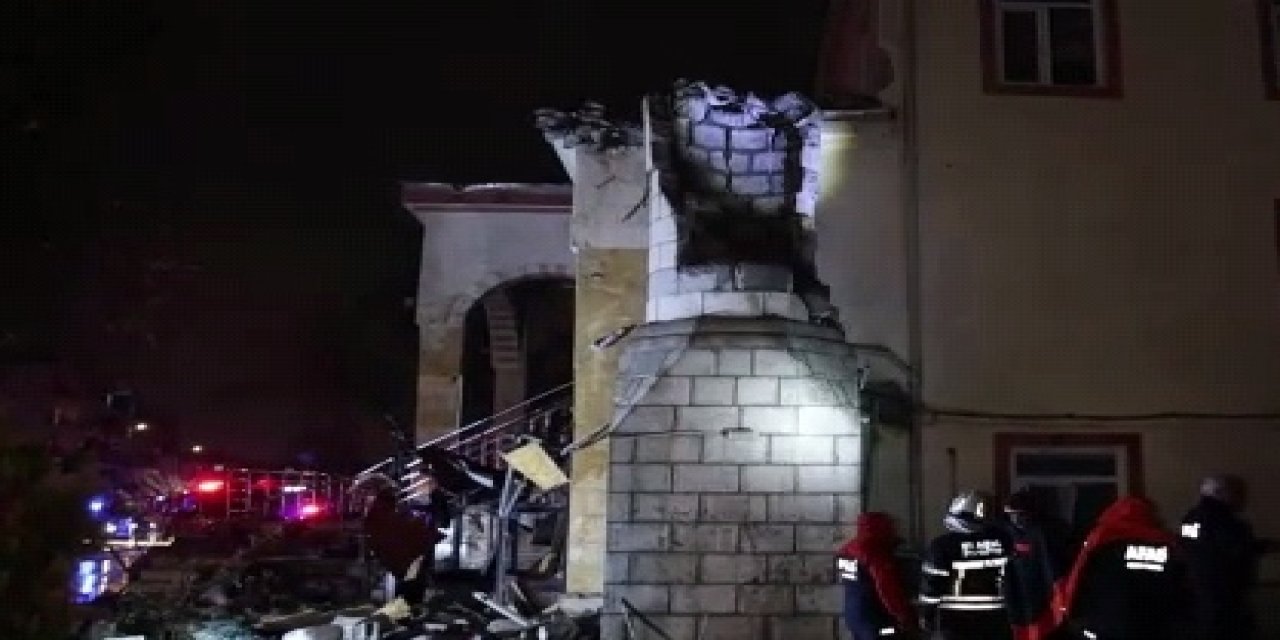 Elazığ'da yıldırımın isabet ettiği cami minaresi yıkıldı