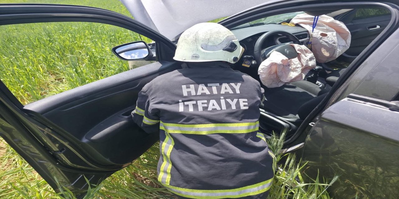 Tarlaya uçan otomobilin sürücüsü yaralandı