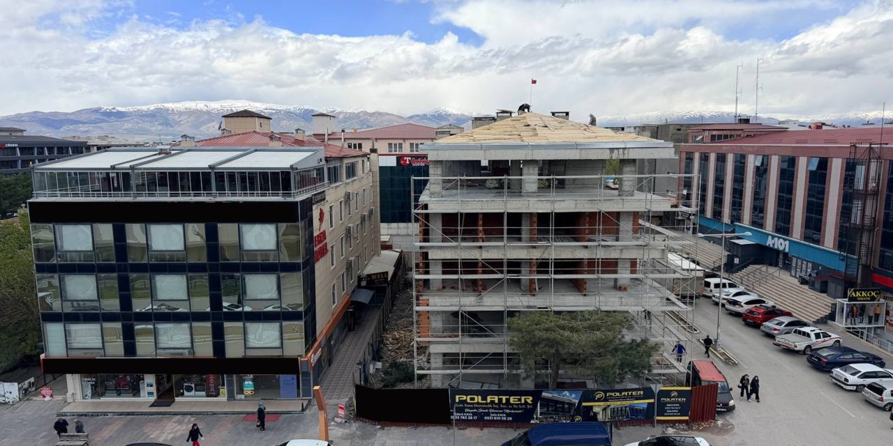 Çatıda tehlikeli çalışma kameraya yansıdı