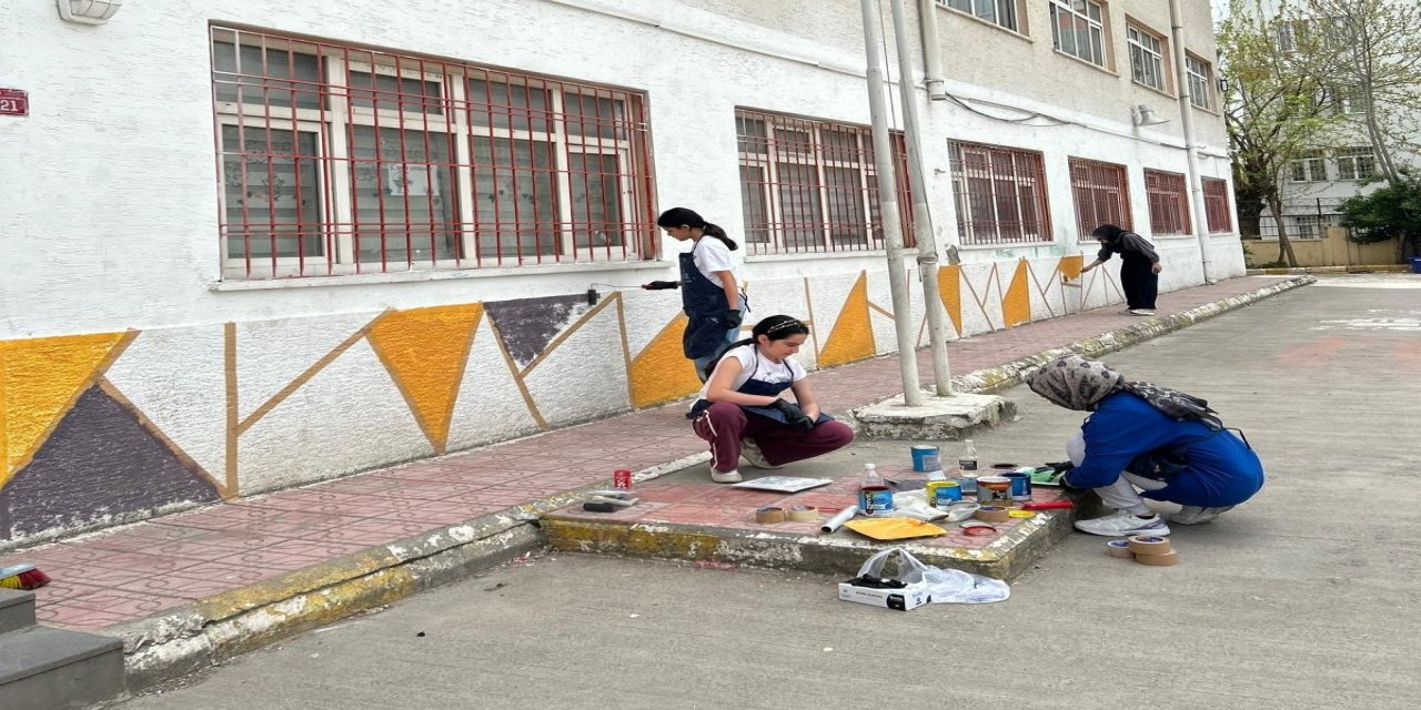 Öğrenciler ve öğretmenler okul duvarını sanatsal şekilde boyadı
