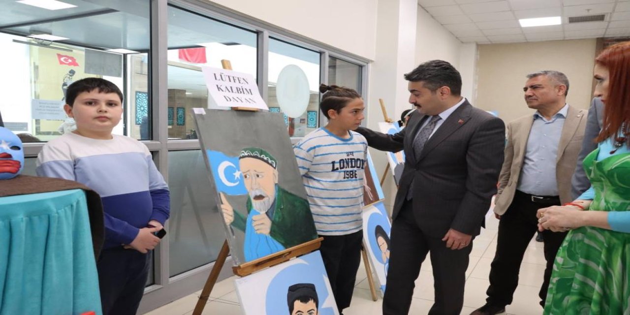 Sivas’ta "Doğu Türkistan’ı Hatırla" resim sergisi açıldı