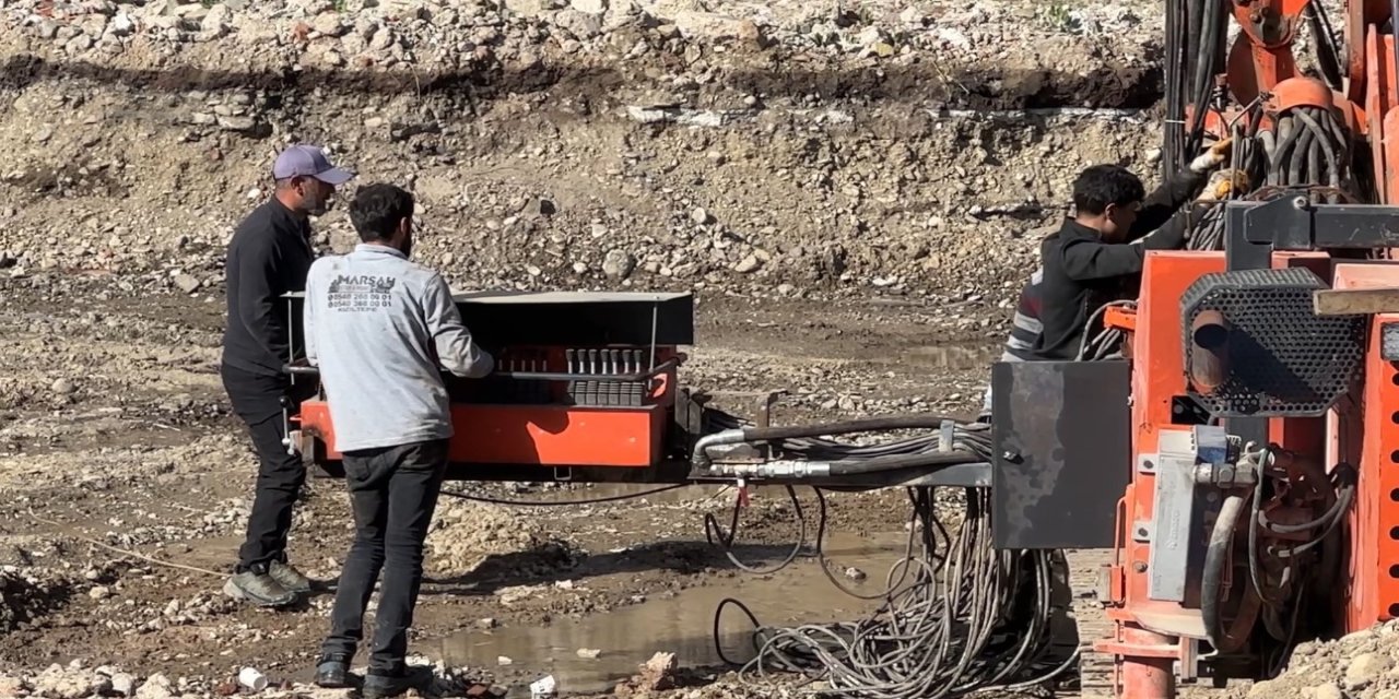 Yüksekova'da depreme dayanıksız olduğu için yıkılan okul "Jet Grout" sistemiyle yeniden yükseliyor