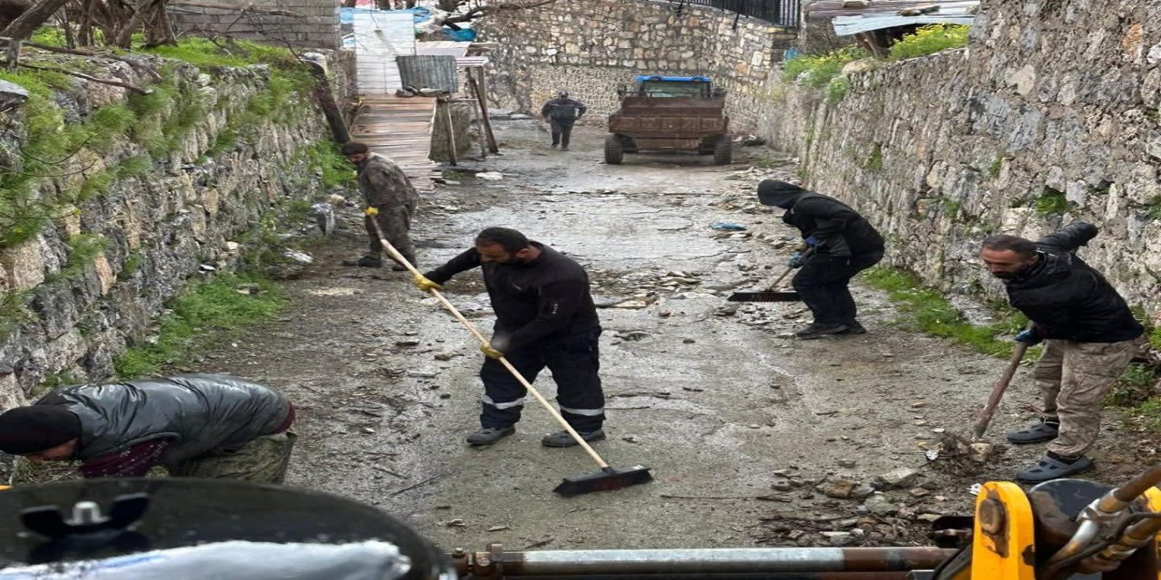Yağışların Ardından Uludere’de Hummalı Temizlik Çalışması
