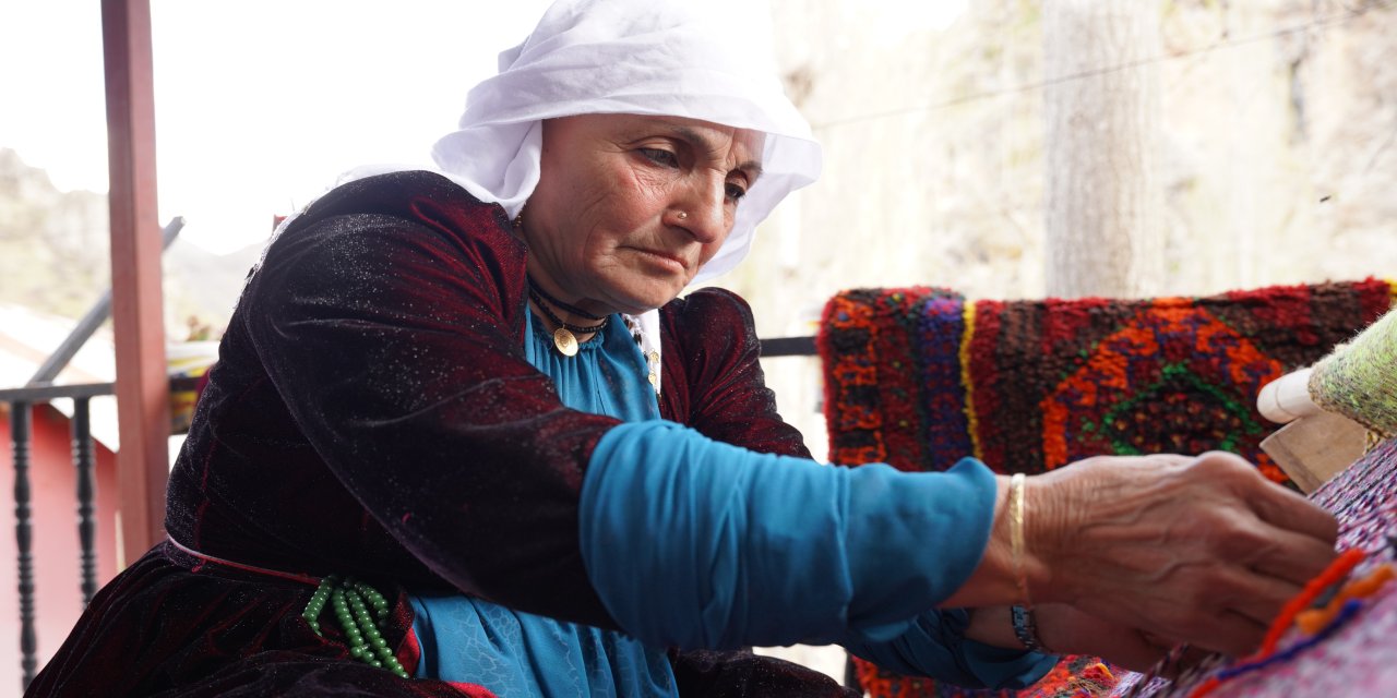 Şırnak’ta El Emeği Seccadeler 20 Bin Liraya Satılıyor