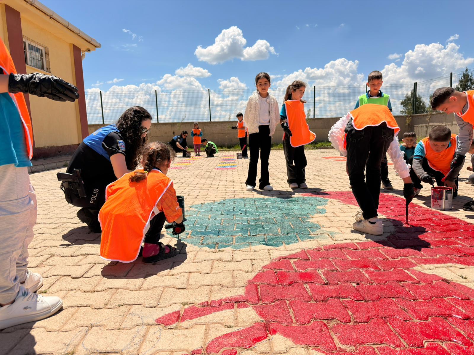 Cizre Polisinden Okul Bahçesine "Güvenli" Dokunuş: Hem Boyadılar Hem Öğrettiler