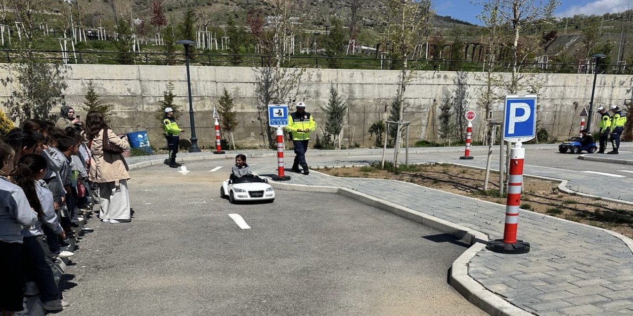 Şırnak’ta Minik Sürücüler Trafik Kurallarını Eğlenerek Öğreniyor