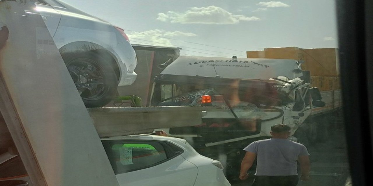 Trafik ışıklarında duramayan tır, otomobil yüklü tıra çarptı: 1 yaralı