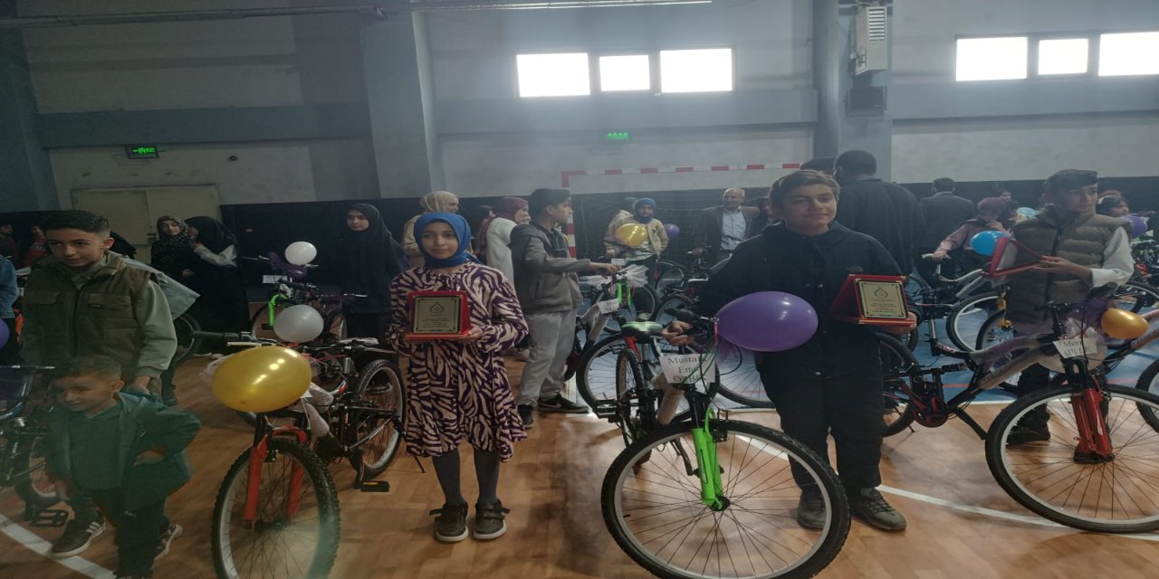 Özalp’te "Çift Kanatlı" Eğitim Başarısı: 200 Öğrenci Ödülüne Kavuştu