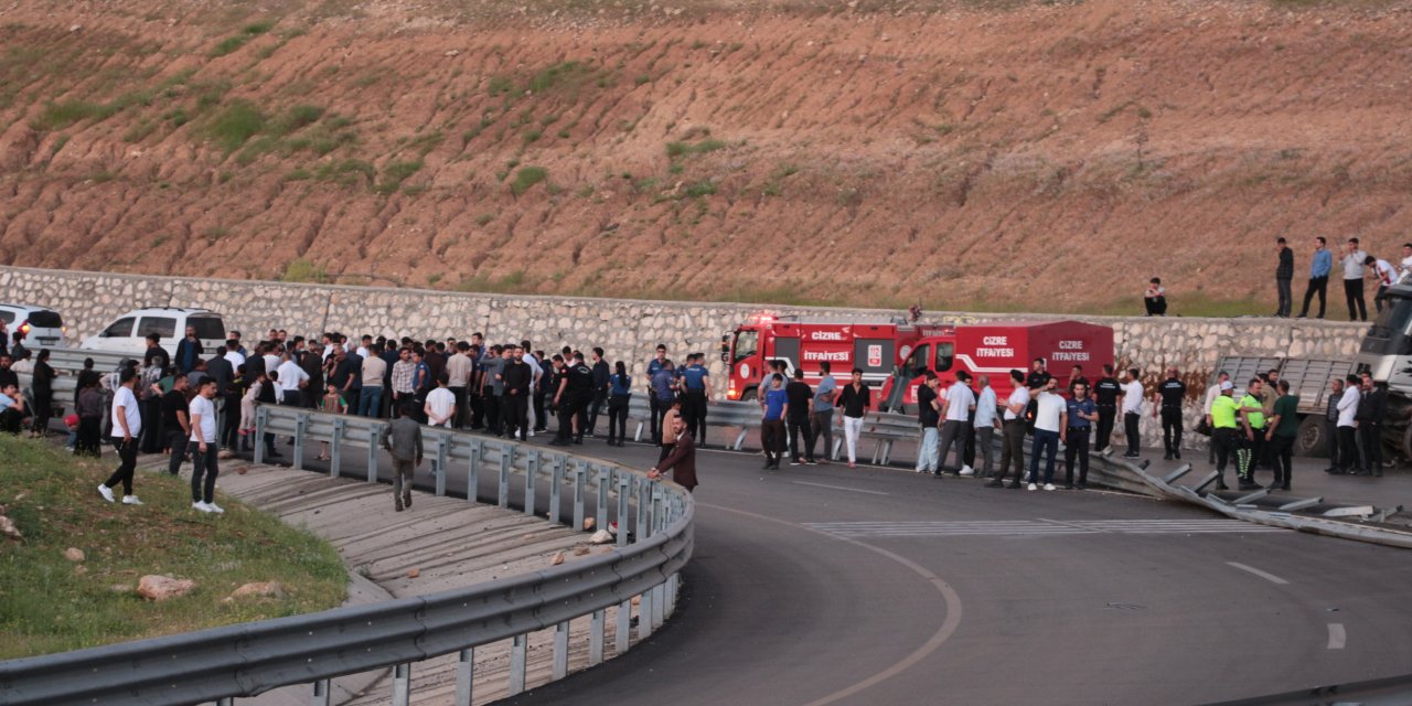 Cizre’de Peş Peşe Kazalardan sonra Vatandaşlar Karayolunu ulaşıma Kapattı