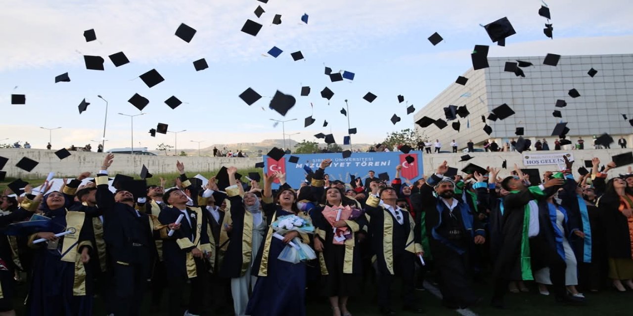 Şırnak Üniversitesi’nde Coşkulu Mezuniyet Töreni