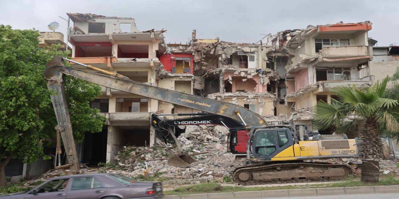 İş makinesine ok gibi saplanan otomobilin genç sürücüsü öldü, 3 kişi yaralandı