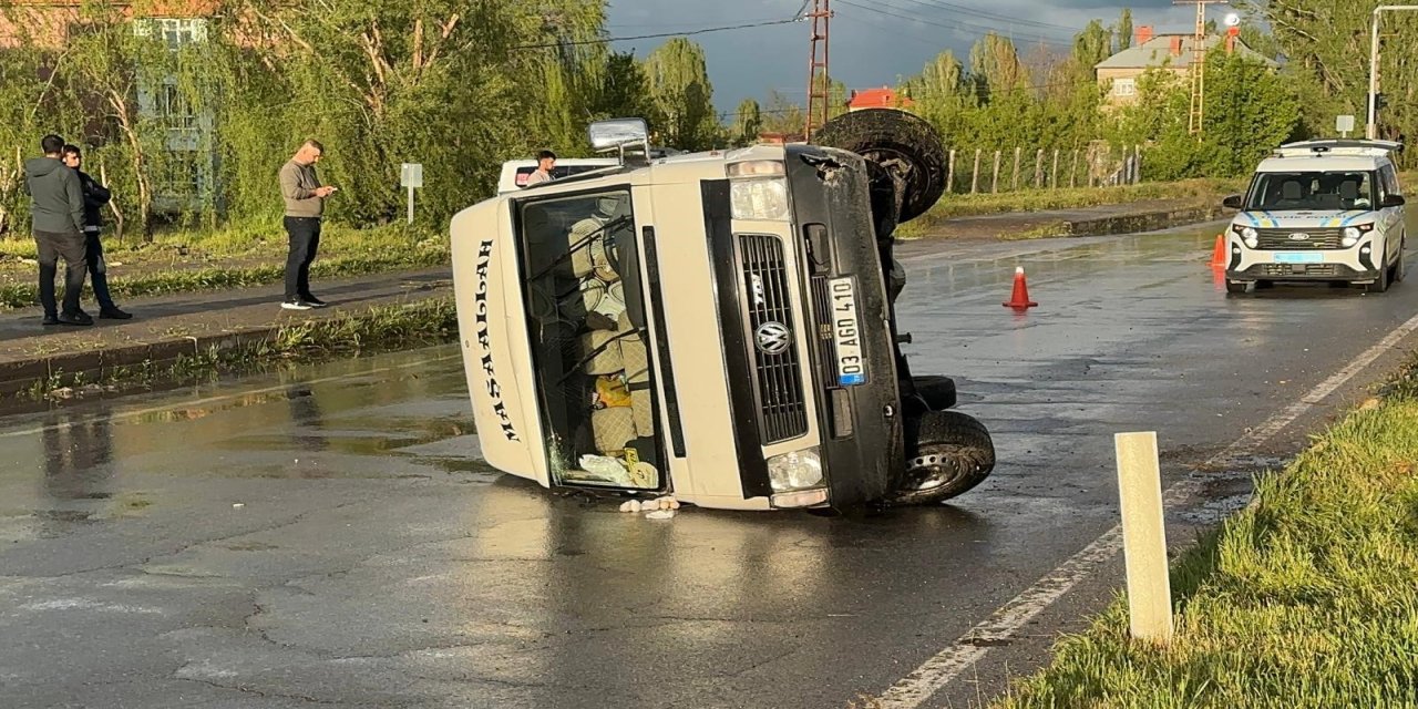 Muş-Bitlis Karayolunda Dolu Kabusu: Minibüs Savruldu, 2 Yaralı
