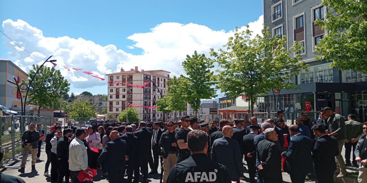 Şırnak’ta 115 metrelik bayrakla "Gençlik Yürüyüşü" düzenlendi